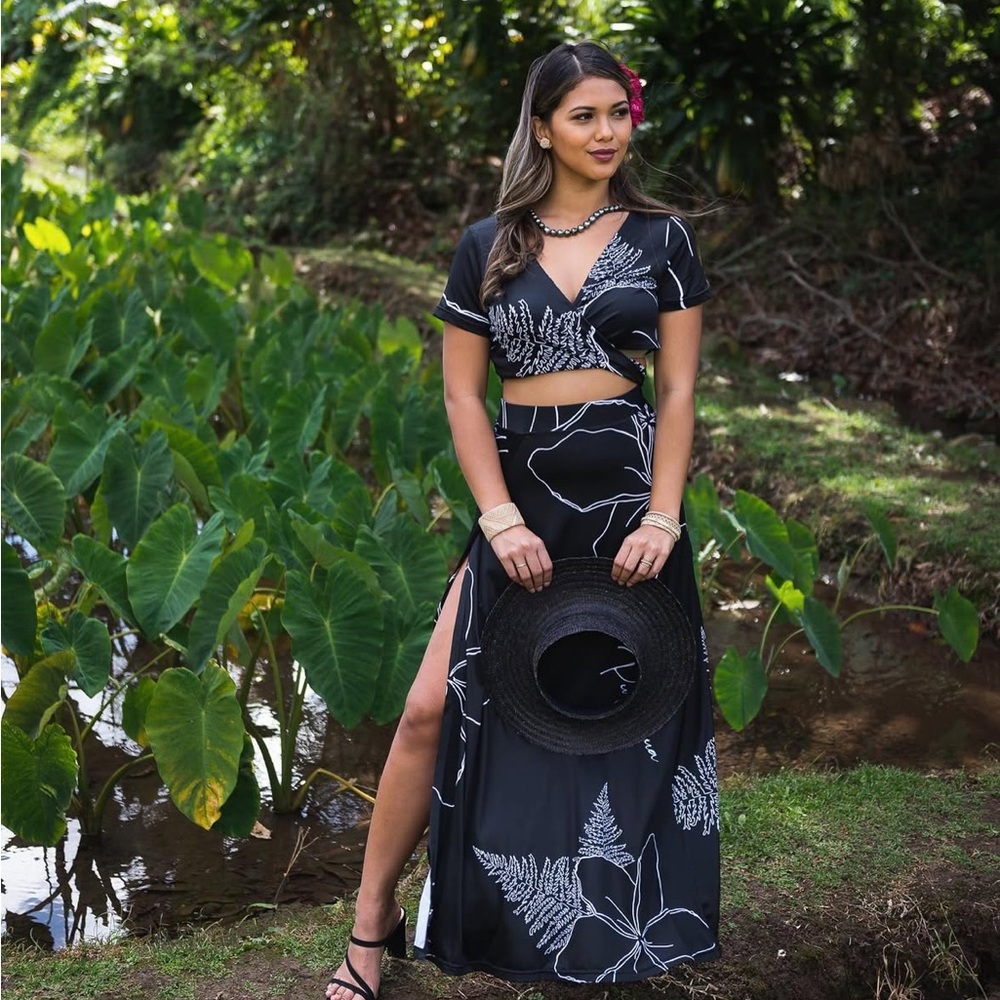 Pulelehua Maui Leialii Skirt and Top